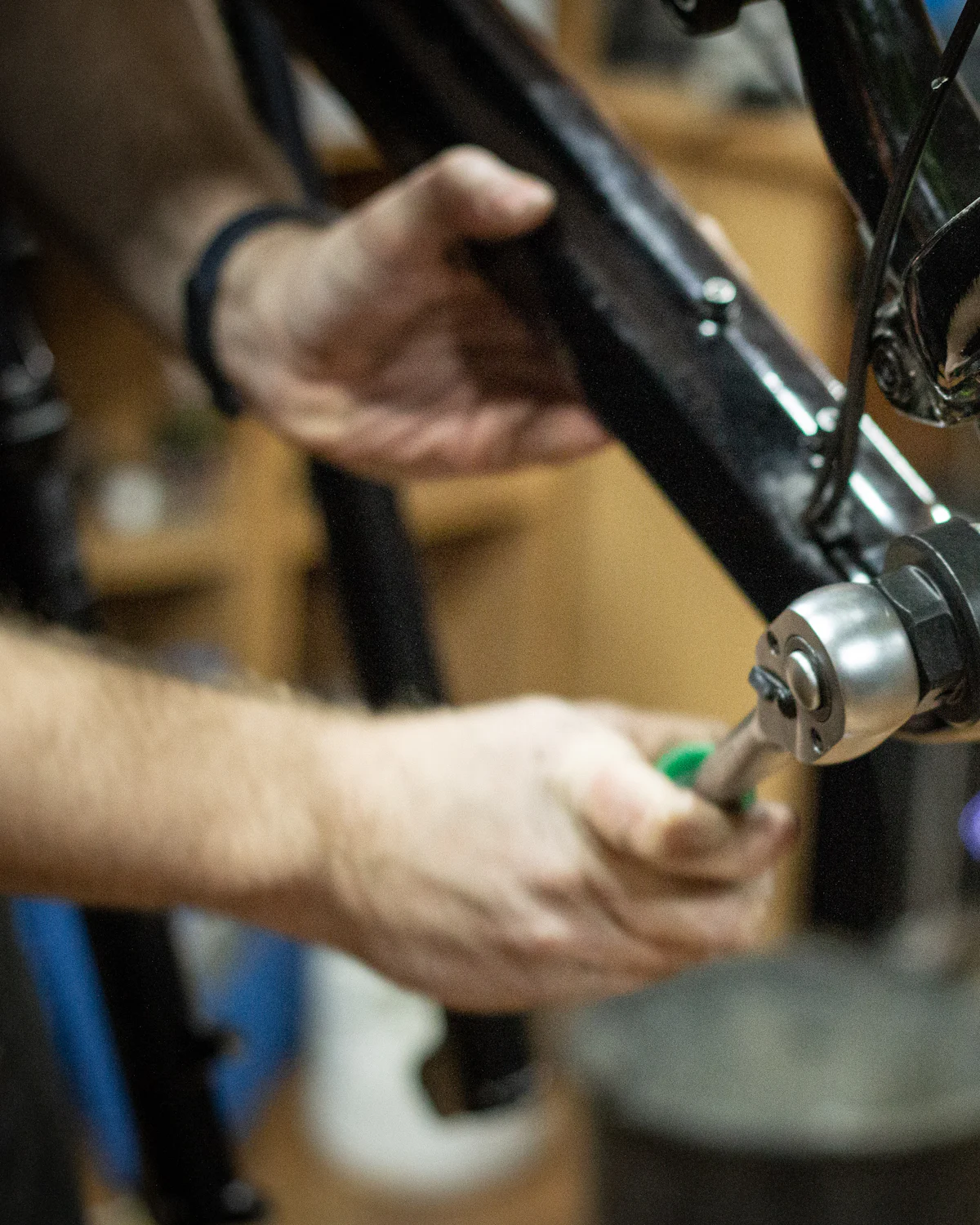 Monteur stelt een fatbike af met een momentsleutel